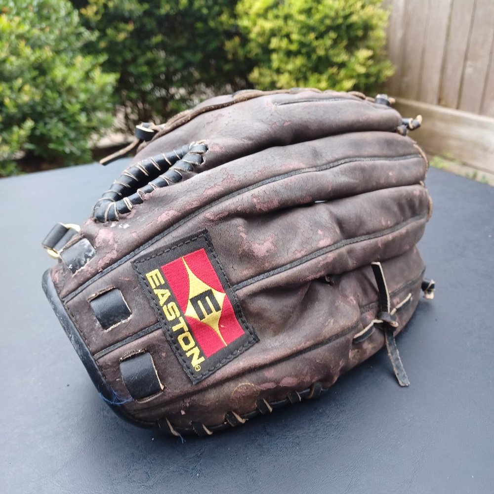 Easton Black Magic Series LH 12.5" Glove